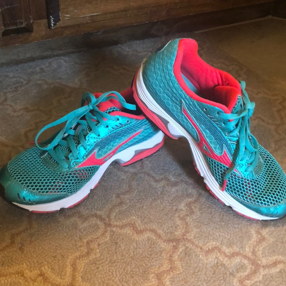 Women’s Mizuno running shoes sz 8